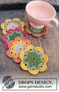 Blooming Coasters / DROPS Extra 0-1499 - Virkattu kukkamuotoinen lasinalunen DROPS Paris-langasta.