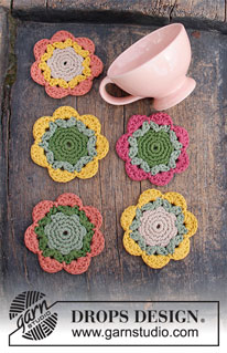 Blooming Coasters / DROPS Extra 0-1499 - Virkattu kukkamuotoinen lasinalunen DROPS Paris-langasta.