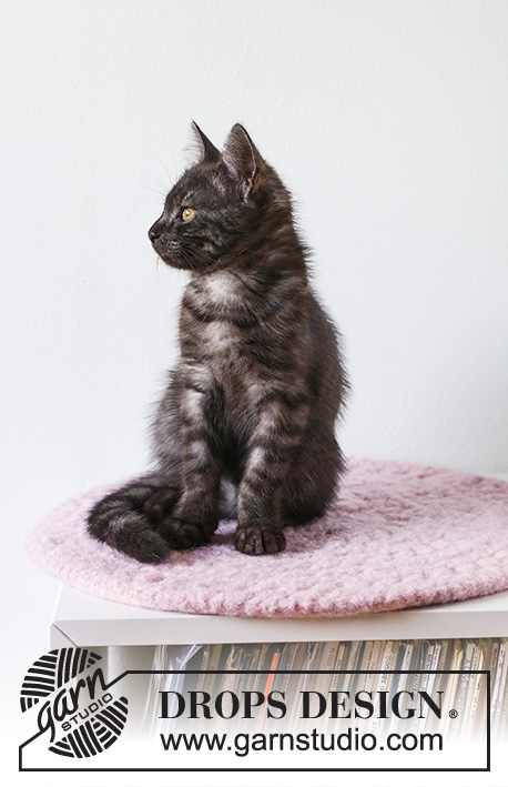 Kitty Nap Pad / DROPS Extra 0-1502 - Kissan virkattu ja huovutettu peitto 2-kertaisesta DROPS Snow-langasta. Työ virkataan keskeltä ulospäin ja työssä on tähtikuvioita.