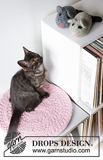 Kitty Nap Pad / DROPS Extra 0-1502 - Kissan virkattu ja huovutettu peitto 2-kertaisesta DROPS Snow-langasta. Työ virkataan keskeltä ulospäin ja työssä on tähtikuvioita.