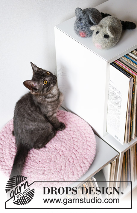 Kitty Nap Pad / DROPS Extra 0-1502 - Kissan virkattu ja huovutettu peitto 2-kertaisesta DROPS Snow-langasta. Työ virkataan keskeltä ulospäin ja työssä on tähtikuvioita.