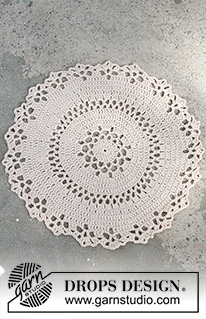 Holly Doily / DROPS Extra 0-1507 - Heklet duk i DROPS Belle eller DROPS Muskat. Tema: Jul.