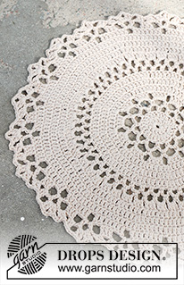 Holly Doily / DROPS Extra 0-1507 - Heklet duk i DROPS Belle eller DROPS Muskat. Tema: Jul.