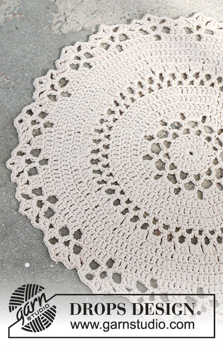 Holly Doily / DROPS Extra 0-1507 - Heklet duk i DROPS Belle eller DROPS Muskat. Tema: Jul.