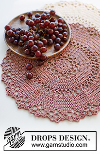 Holly Doily / DROPS Extra 0-1507 - Heklet duk i DROPS Belle eller DROPS Muskat. Tema: Jul.