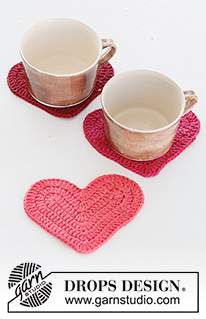 Achy Breakfasty Heart / DROPS Extra 0-1511 - Crocheted heart coasters in DROPS Paris. Theme: Christmas