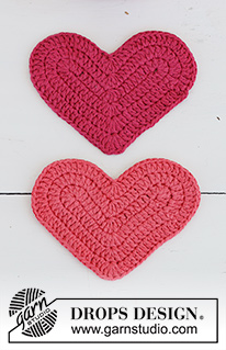 Achy Breakfasty Heart / DROPS Extra 0-1511 - Crocheted heart coasters in DROPS Paris. Theme: Christmas