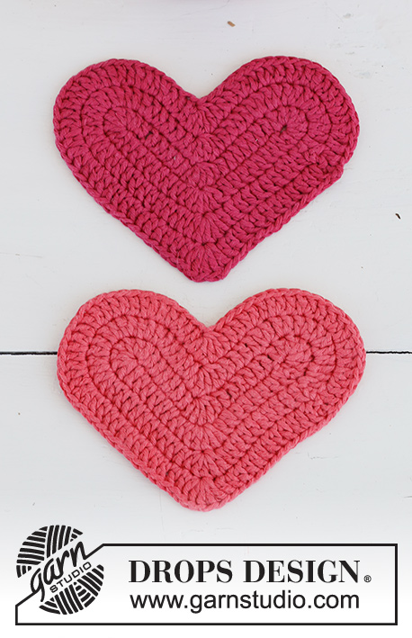 Achy Breakfasty Heart / DROPS Extra 0-1511 - Crocheted heart coasters in DROPS Paris. Theme: Christmas