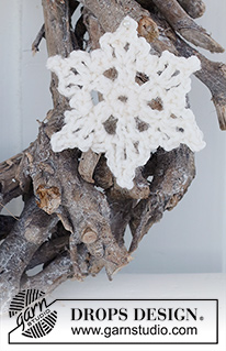 Snowy Welcome / DROPS Extra 0-1513 - Heklet stjerne julepynt i DROPS Cotton Light. Tema: Jul.