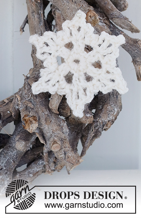 Snowy Welcome / DROPS Extra 0-1513 - Heklet stjerne julepynt i DROPS Cotton Light. Tema: Jul.