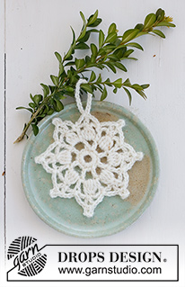 Sparkling Snow / DROPS Extra 0-1517 - Crocheted star-shaped Christmas decoration / coaster in DROPS Muskat. Theme: Christmas.