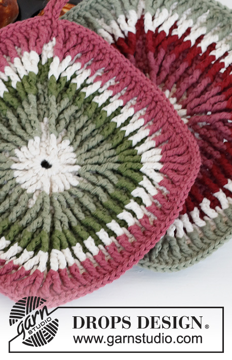 Seasons Comforts / DROPS Extra 0-1518 - Pega crochetada em DROPS Paris, em redondo, em ponto em relevo com riscas. Tema: Natal.