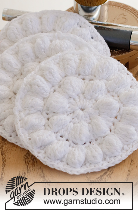 Clean & Bright / DROPS Extra 0-1520 - Crocheted make-up pad in DROPS Belle. The piece is worked in the round, from the middle outwards, with bobbles. Theme: Christmas.