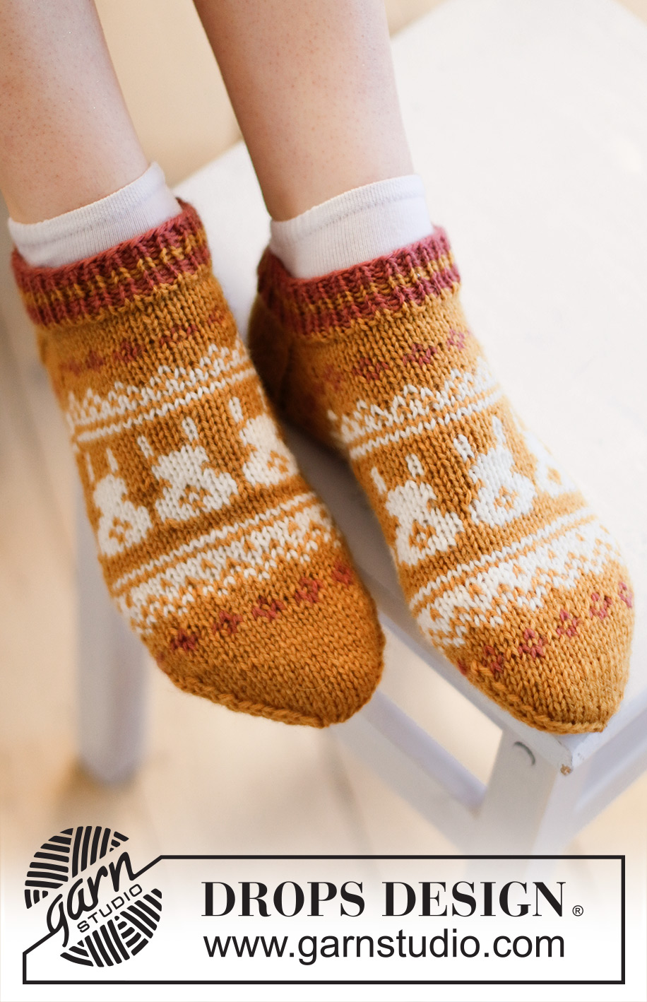 Bunny Steps / DROPS Extra 0-1537 - Calcetines de punto en DROPS Karisma. La pieza está tejida de arriba para abajo con patrón de jacquard nórdico y conejos de Pascua. Números 35 – 46. Tema: Pascua.