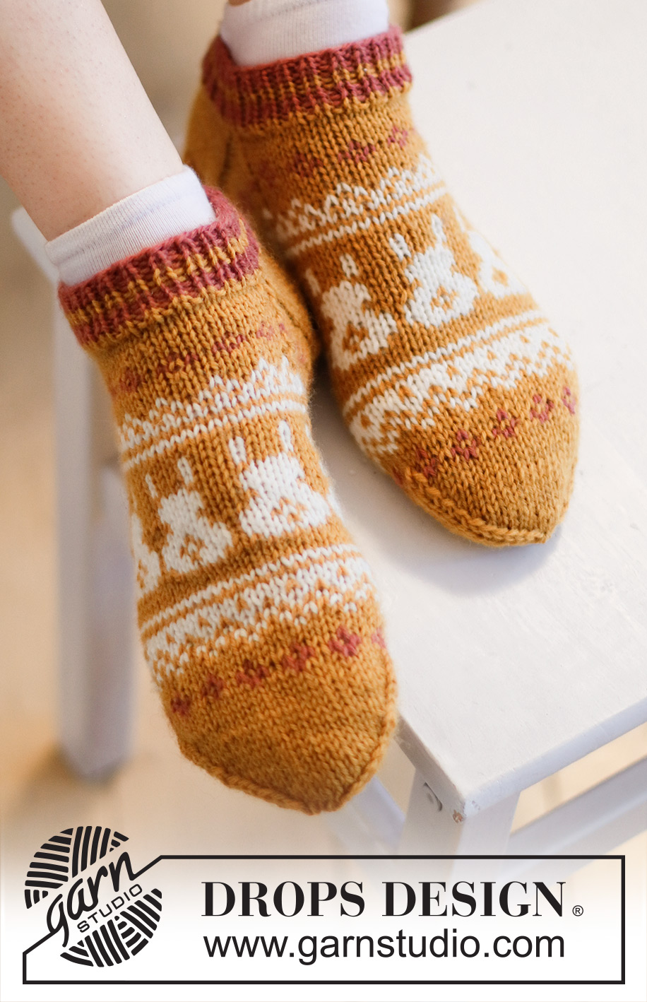 Bunny Steps / DROPS Extra 0-1537 - Calcetines de punto en DROPS Karisma. La pieza está tejida de arriba para abajo con patrón de jacquard nórdico y conejos de Pascua. Números 35 – 46. Tema: Pascua.