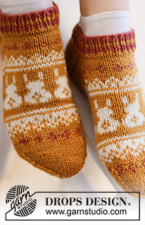 Bunny Steps / DROPS Extra 0-1537 - Calcetines de punto en DROPS Karisma. La pieza está tejida de arriba para abajo con patrón de jacquard nórdico y conejos de Pascua. Números 35 – 46. Tema: Pascua.
