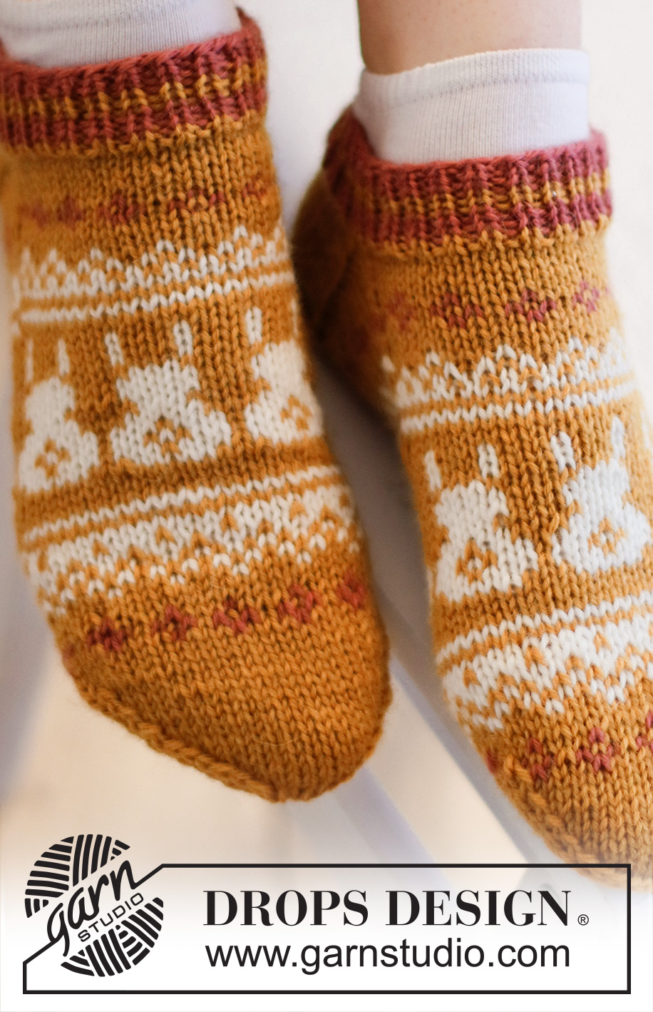 Bunny Steps / DROPS Extra 0-1537 - Calcetines de punto en DROPS Karisma. La pieza está tejida de arriba para abajo con patrón de jacquard nórdico y conejos de Pascua. Números 35 – 46. Tema: Pascua.