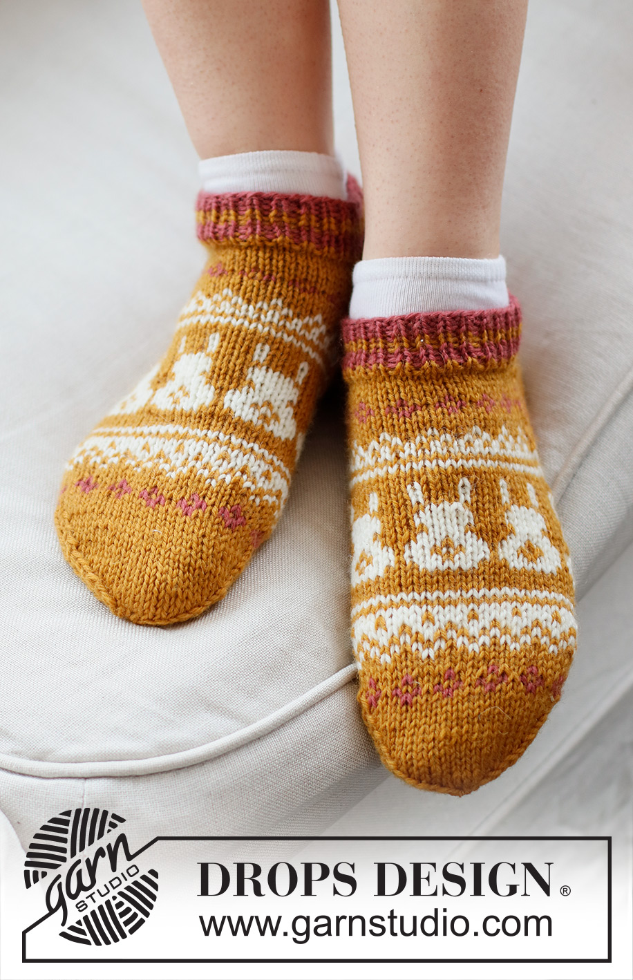 Bunny Steps / DROPS Extra 0-1537 - Calcetines de punto en DROPS Karisma. La pieza está tejida de arriba para abajo con patrón de jacquard nórdico y conejos de Pascua. Números 35 – 46. Tema: Pascua.