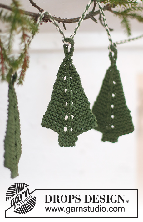 Forest Garland / DROPS Extra 0-1544 - Gebreide kerstboomdecoratie in DROPS Paris. Het werk wordt van boven naar beneden gebreid met ribbelsteek. Thema: Kerst.