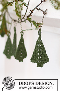 Forest Garland / DROPS Extra 0-1544 - Gebreide kerstboomdecoratie in DROPS Paris. Het werk wordt van boven naar beneden gebreid met ribbelsteek. Thema: Kerst.