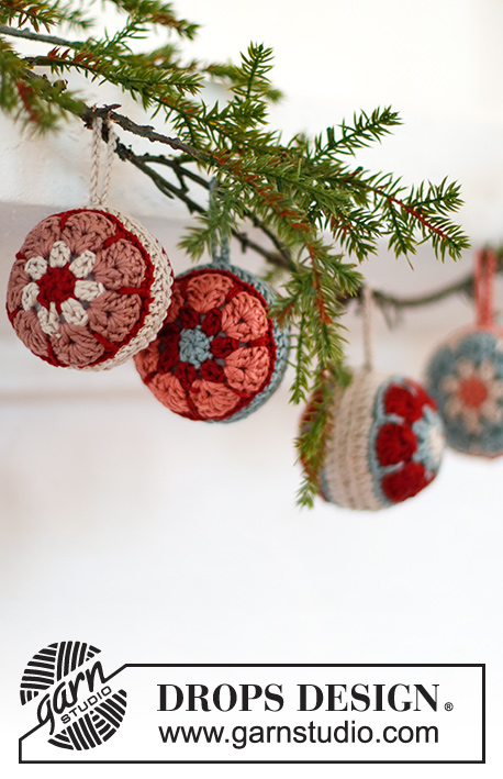 Christmas Flowers / DROPS Extra 0-1546 - Crocheted Christmas balls in DROPS Muskat. Theme: Christmas.