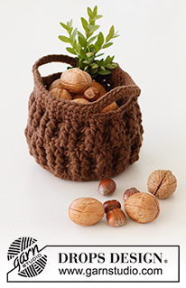 Christmas Harvest / DROPS Extra 0-1547 - Crocheted baskets in DROPS Snow. Piece is crocheted in basket pattern. Theme: Christmas.