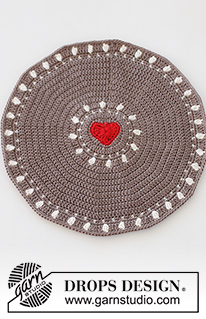 Bright Heart Placemat / DROPS Extra 0-1549 - Podložka – prostírka perník se srdíčkem háčkovaná z příze DROPS Muskat. Motiv: Vánoce.