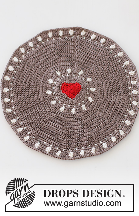 Bright Heart Placemat / DROPS Extra 0-1549 - Podložka – prostírka perník se srdíčkem háčkovaná z příze DROPS Muskat. Motiv: Vánoce.