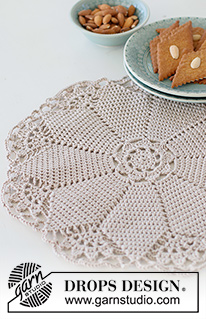 Christmas Classic / DROPS Extra 0-1557 - Crocheted placemat in DROPS Muskat. Theme: Christmas.