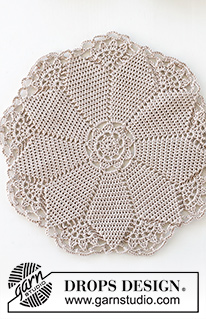 Christmas Classic / DROPS Extra 0-1557 - Crocheted placemat in DROPS Muskat. Theme: Christmas.