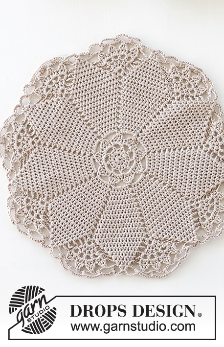 Christmas Classic / DROPS Extra 0-1557 - Crocheted placemat in DROPS Muskat. Theme: Christmas.
