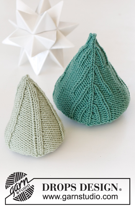 The Woodland / DROPS Extra 0-1562 - Gestrickter Weihachtsbaum als Weihnachtsschmuck / Baumschmuck in DROPS Merino Extra Fine. Thema: Weihnachten.