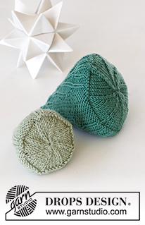 The Woodland / DROPS Extra 0-1562 - Gestrickter Weihachtsbaum als Weihnachtsschmuck / Baumschmuck in DROPS Merino Extra Fine. Thema: Weihnachten.