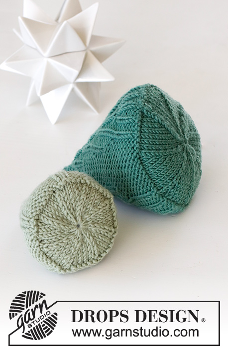 The Woodland / DROPS Extra 0-1562 - Gestrickter Weihachtsbaum als Weihnachtsschmuck / Baumschmuck in DROPS Merino Extra Fine. Thema: Weihnachten.