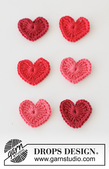 Tiny Happy Hearts / DROPS Extra 0-1564 - Crocheted hearts in DROPS Safran. Theme: Christmas.