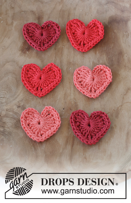 Tiny Happy Hearts / DROPS Extra 0-1564 - Crocheted hearts in DROPS Safran. Theme: Christmas.