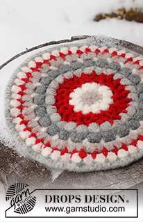 Merry Seat / DROPS Extra 0-1571 - Heklet og tovet sitteunderlag i DROPS Snow. Arbeidet hekles rundt fra midten og ut. Tema: Jul.