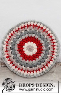 Merry Seat / DROPS Extra 0-1571 - Heklet og tovet sitteunderlag i DROPS Snow. Arbeidet hekles rundt fra midten og ut. Tema: Jul.