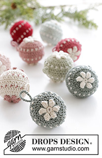 Christmas Blossoms / DROPS Extra 0-1572 - Esferas de Navidad a ganchillo en DROPS Muskat. Tema: Navidad.