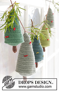 Christmas Woods Garland / DROPS Extra 0-1578 - Crochet Christmas tree decorations in DROPS Merino Extra Fine. The piece is worked top down. Theme: Christmas.