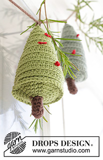 Christmas Woods Garland / DROPS Extra 0-1578 - Crochet Christmas tree decorations in DROPS Merino Extra Fine. The piece is worked top down. Theme: Christmas.