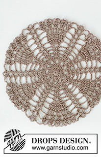 Winter Branches Doily / DROPS Extra 0-1580 - Hæklet dækkeserviet i DROPS Bomuld-Lin. Arbejdet hækles som en cirkel fra midten og ud. Tema: Jul.