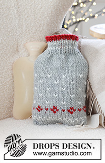 Christmas Sparkle Hot Bottle Cover / DROPS Extra 0-1582 - Gestrickter Wärmflaschenbezug / Bezug für Wärmflaschen in DROPS Snow. Die Arbeit wird von unten nach oben mit Streifen oder nordischem Muster gestrickt. Thema: Weihnachten.