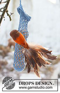 Merry Chirping / DROPS Extra 0-1585 - Heklað net fyrir fuglamat úr DROPS Safran. Stykkið er heklað með gatamynstri. Þema: Jól.