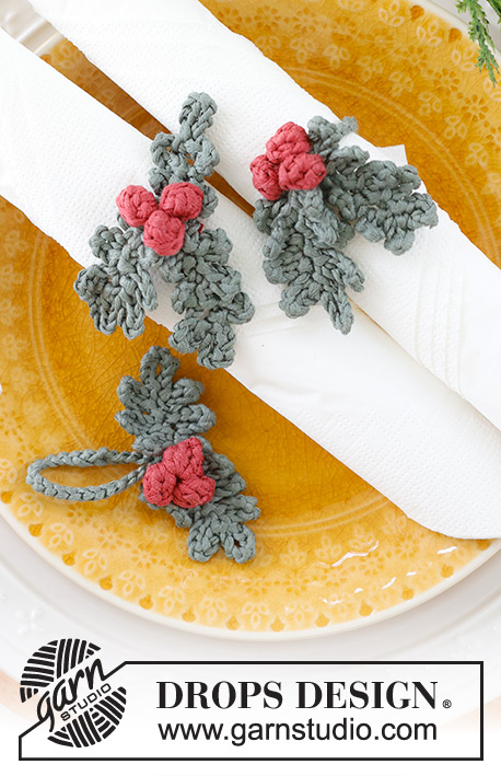 Holly Napkin Rings / DROPS Extra 0-1588 - Horgolt szalvétagyűrű / dísz karácsonyra DROPS Muskat fonalból Téma: Karácsony