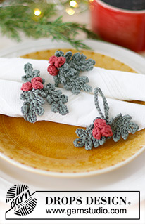 Holly Napkin Rings / DROPS Extra 0-1588 - Horgolt szalvétagyűrű / dísz karácsonyra DROPS Muskat fonalból Téma: Karácsony