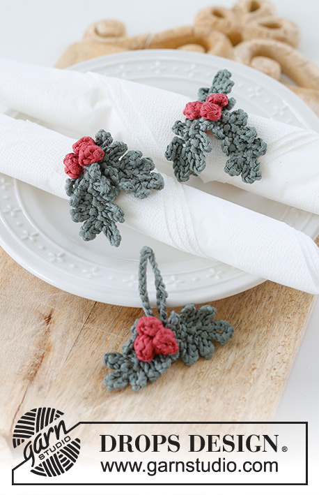 Holly Napkin Rings / DROPS Extra 0-1588 - Horgolt szalvétagyűrű / dísz karácsonyra DROPS Muskat fonalból Téma: Karácsony