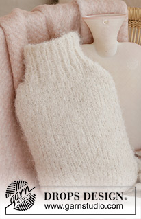 'Tis the Season to be Cosy / DROPS Extra 0-1591 - Strikket trekk til varmeflaske i DROPS Alpaca Bouclé og DROPS Melody. Arbeidet strikkes nedenfra og opp i glattstrikk. Tema: Jul.