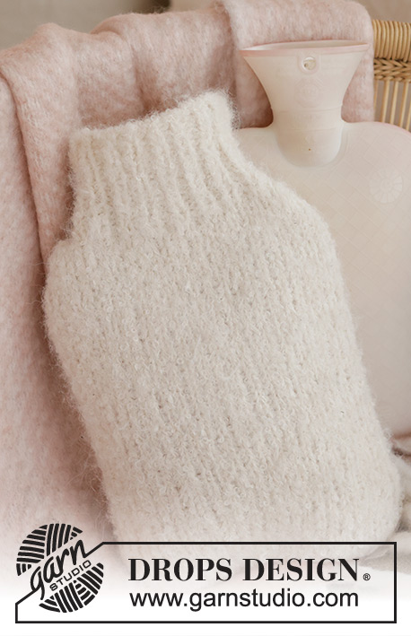 'Tis the Season to be Cosy / DROPS Extra 0-1591 - Strikket trekk til varmeflaske i DROPS Alpaca Bouclé og DROPS Melody. Arbeidet strikkes nedenfra og opp i glattstrikk. Tema: Jul.