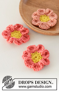 Spring Daisies / DROPS Extra 0-1594 - Gehäkelte Blume in DROPS Alpaca. Die Arbeit wird in Runden ab der Mitte nach außen gehäkelt.